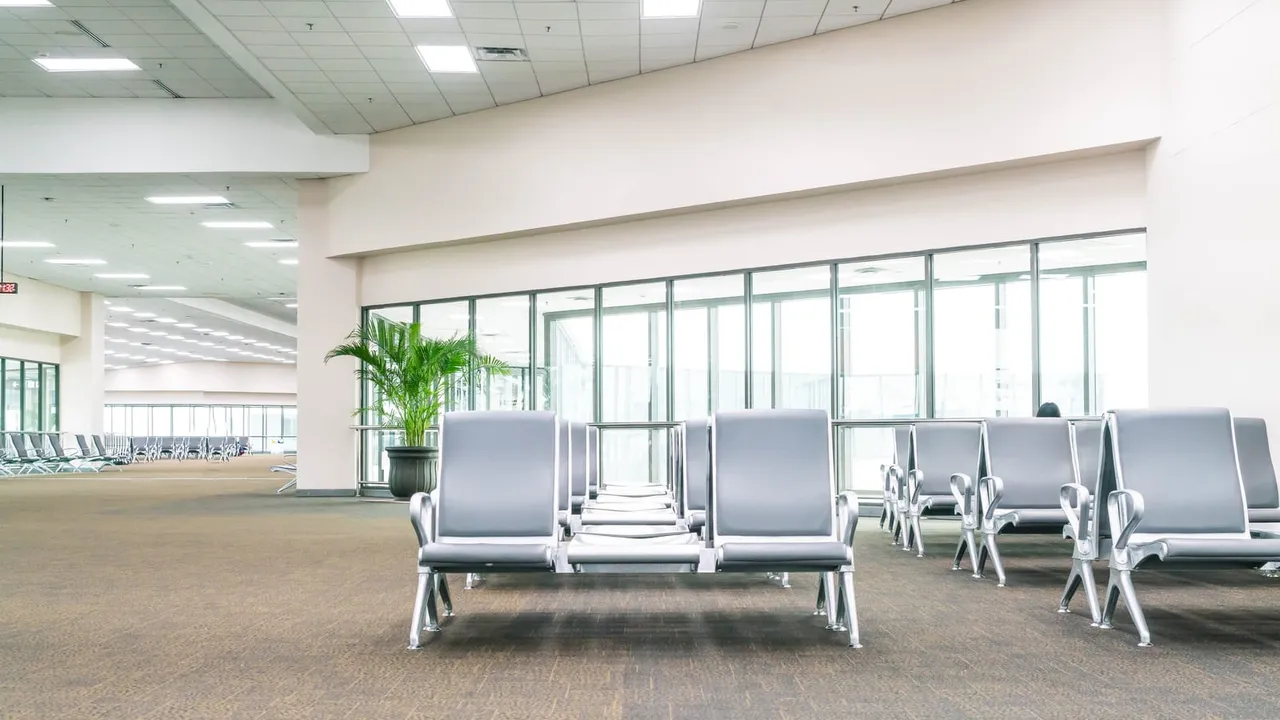 Sala de espera vazia em um terminal.